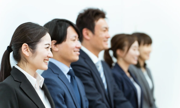 笑顔の社員が並んで横を向いている写真